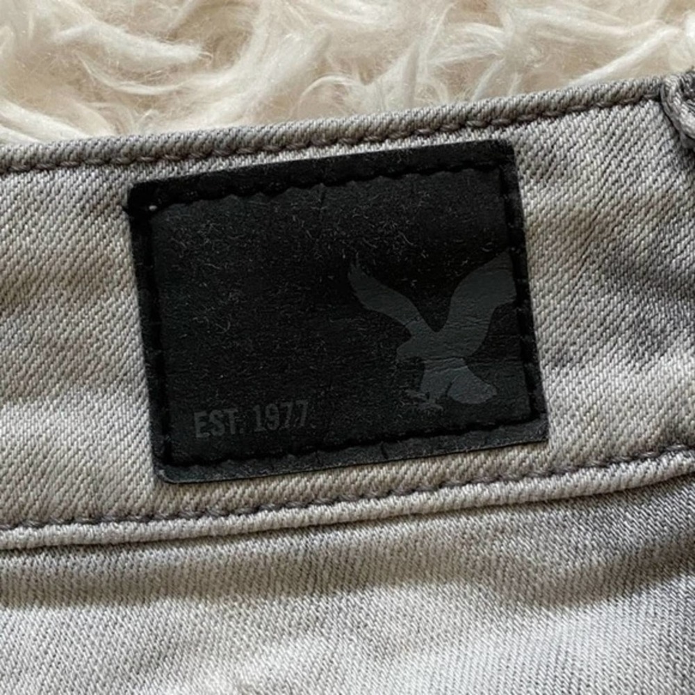 American Eagle Gray Distressed Denim Shorts Size 6 - Picture 10 of 11